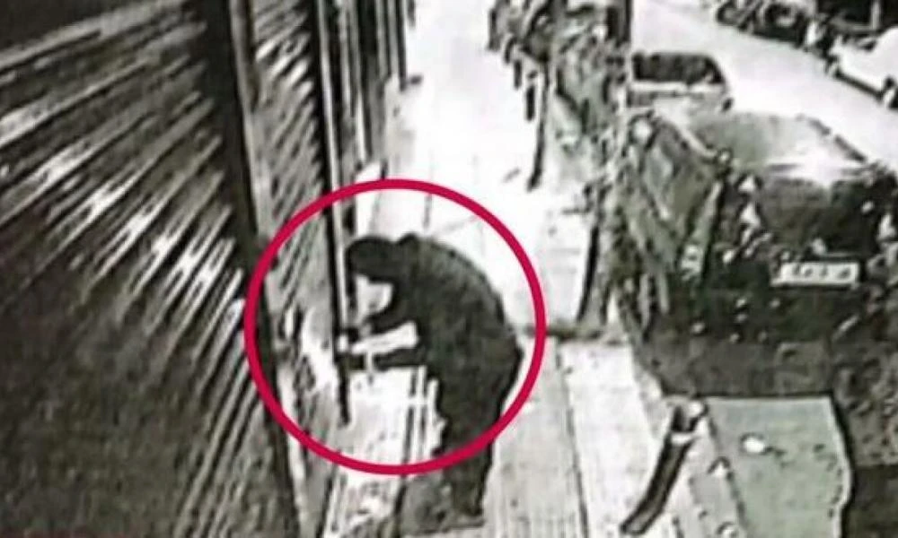 Πετράλωνα: Η στιγμή που ο δράστης βάζει τη βόμβα στην τράπεζα (βίντεο)